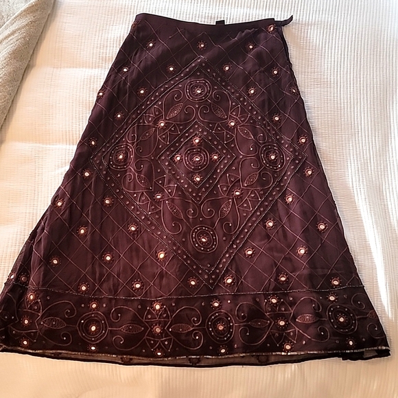 Brown skirt with sequins, beeds, and miroirs - Picture 2 of 7